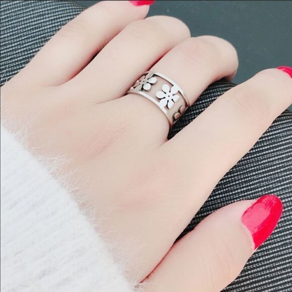 Jewelry - Stainless Steel Flower Ring